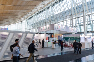 Auf der IAA Transportation 2024 präsentieren 14 italienische Unternehmen ihre innovativen Lösungen im Transportsektor. Italien zeigt sich als Vorreiter in nachhaltiger Technologie.